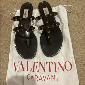 Barely worn Valentino Garavani black sandals!